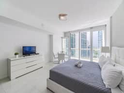Apt 2405 · Brickell Icon Studio King bed