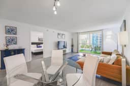 Beautiful Condo in Brickell + Balcony/Free parking