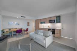 Chic 2/2 Condo with City views