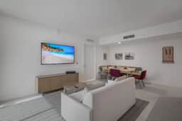 Chic 2/2 Condo with City views
