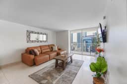 Spacious & Bright 3 Bedroom in Brickell