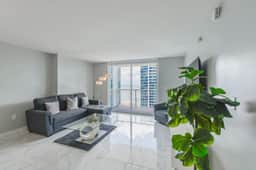 Highrise Condo in Brickell + Balcony/Free parking