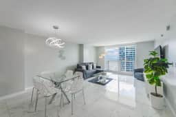 Highrise Condo in Brickell + Balcony/Free parking