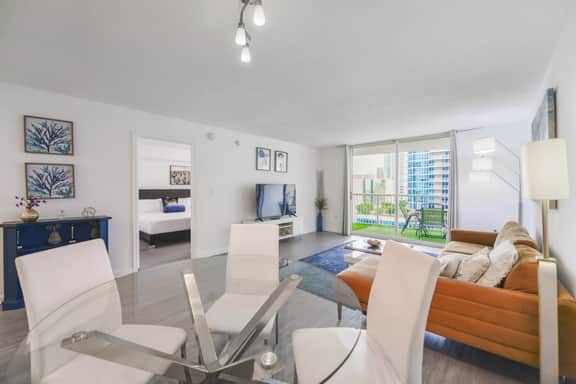 Beautiful Condo in Brickell + Balcony/Free parking