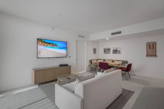 Chic 2/2 Condo with City views