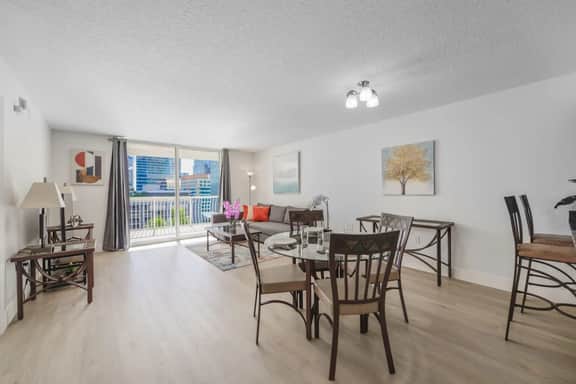 Great Apt in Brickell Condo + Balcony/Free Parking