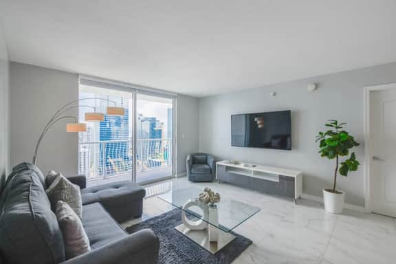 Highrise Condo in Brickell + Balcony/Free parking