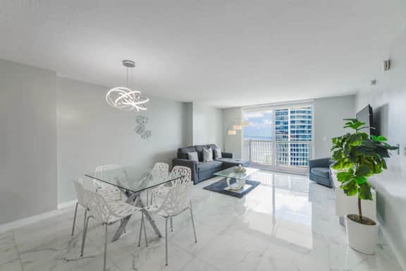 Highrise Condo in Brickell + Balcony/Free parking