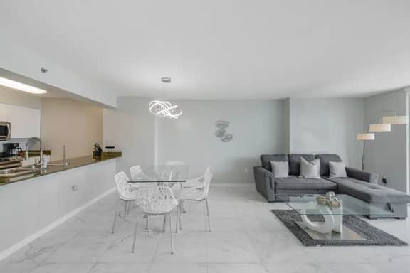Highrise Condo in Brickell + Balcony/Free parking