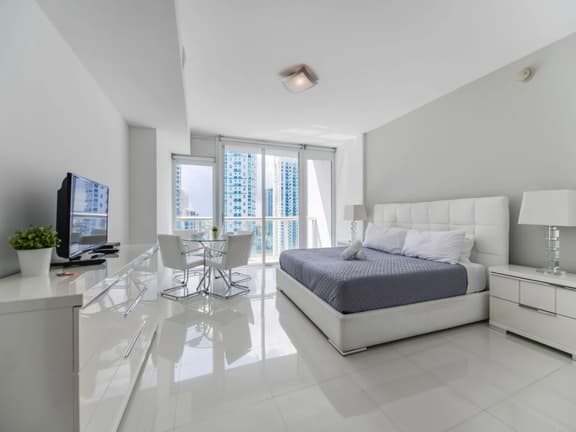 Apt 2405 · Brickell Icon Studio King bed