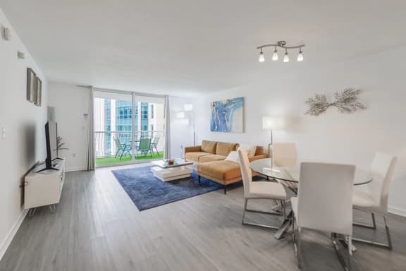 Beautiful Condo in Brickell + Balcony/Free parking