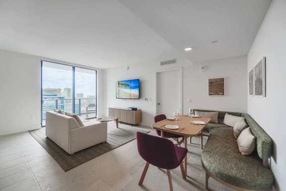 Chic 2/2 Condo with City views