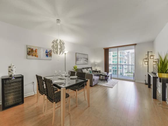 Cozy 1 Bedroom High Rise Condo