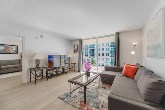 Great Apt in Brickell Condo + Balcony/Free Parking