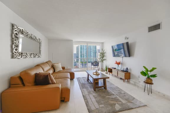 Spacious & Bright 3 Bedroom in Brickell