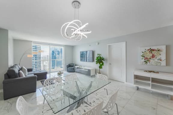 Highrise Condo in Brickell + Balcony/Free parking